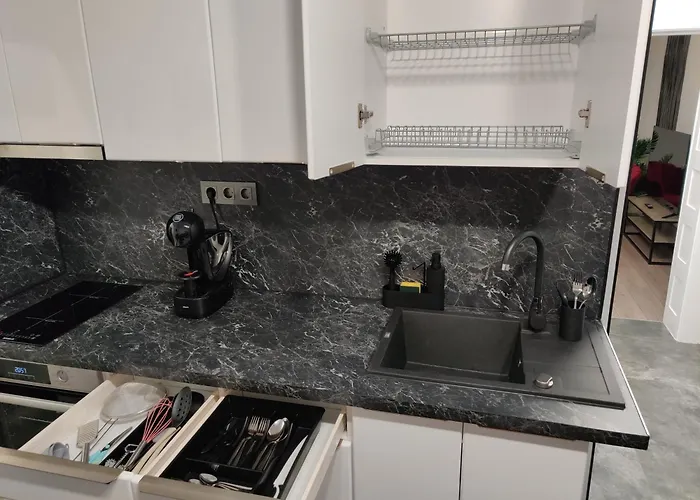 Apartment Casuta Cu Parcare Si Gradina - The Cozy Chic Retreat